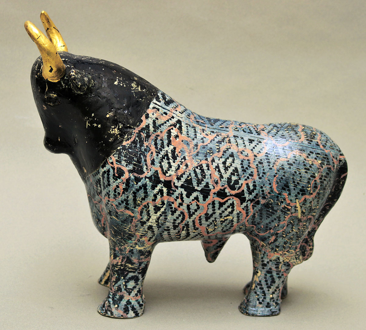 Großer Stier, 2020, frei modelliert, farbiger Engobendruck, 42 × 34 cm
