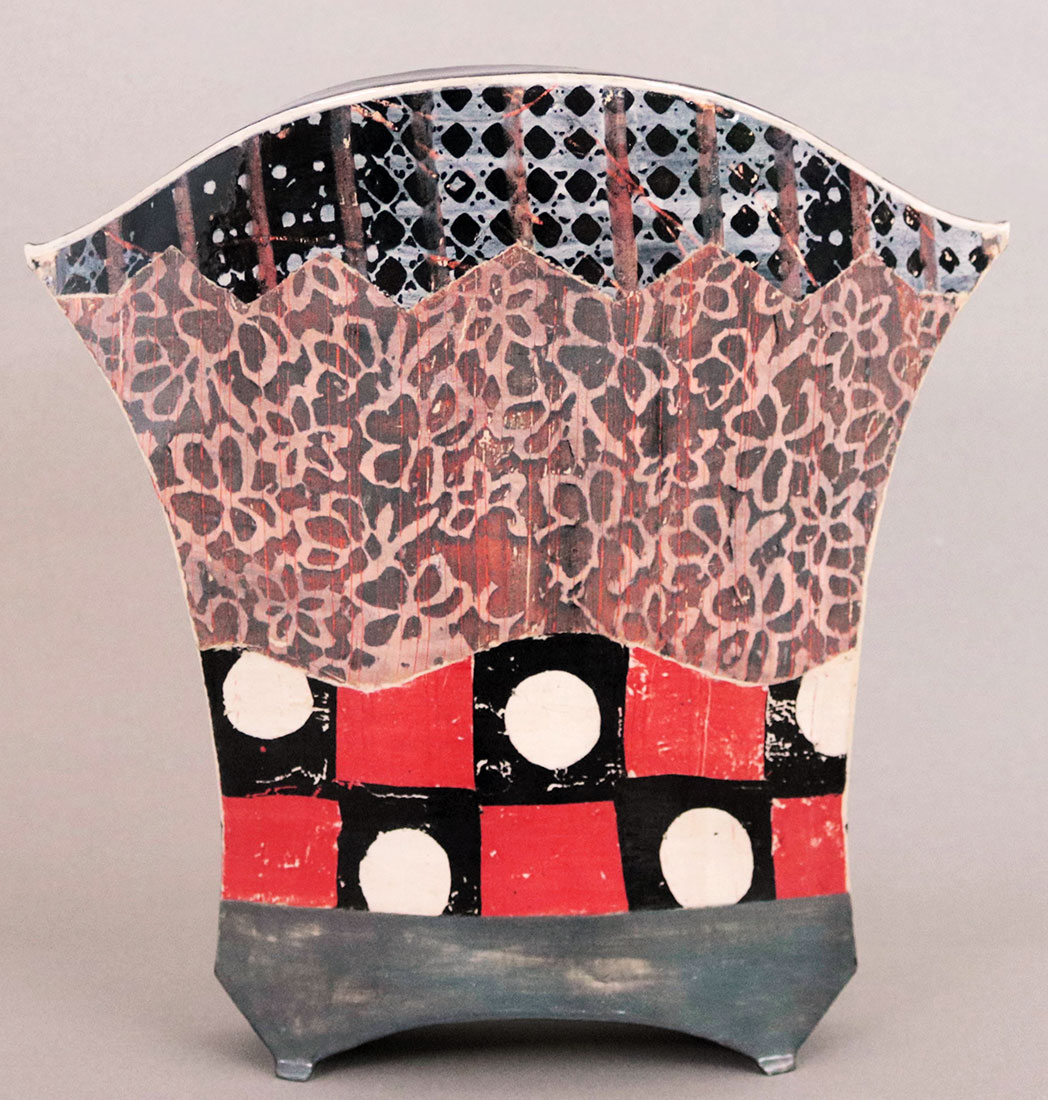 Vasenobjekt, 2020, Paperclay mit farbigem Engobendruck, Höhe 31 cm