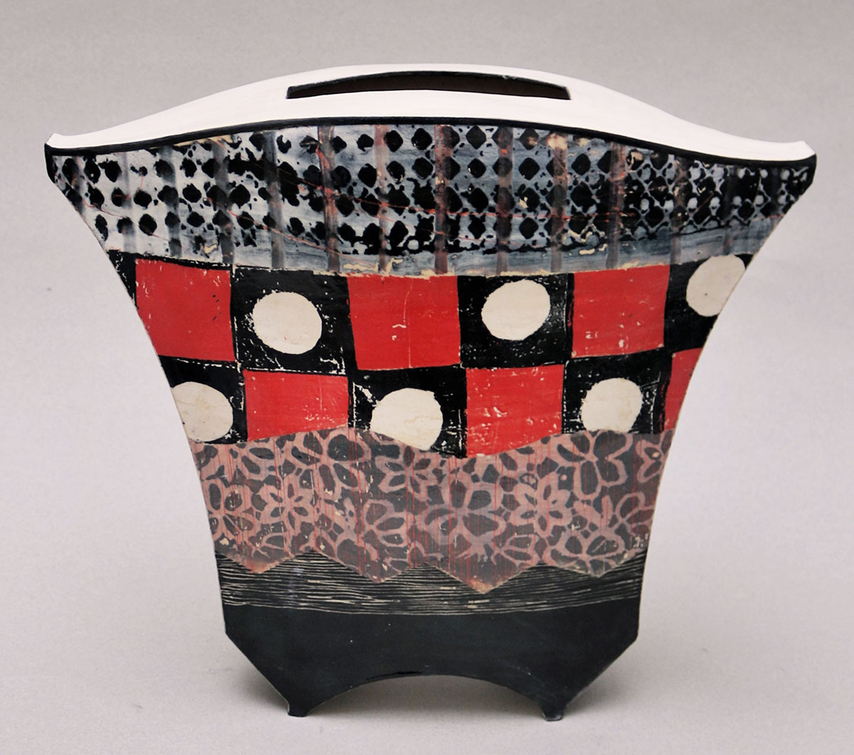 Vasenobjekt, 2020, Paperclay mit farbigem Engobendruck, Höhe 32 cm