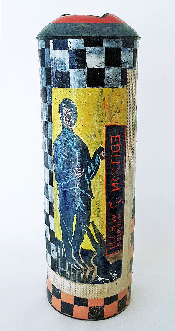 Vasenobjekt „Mann mit Hasen“, 2021, Paperclay mit Farbholzschnitten