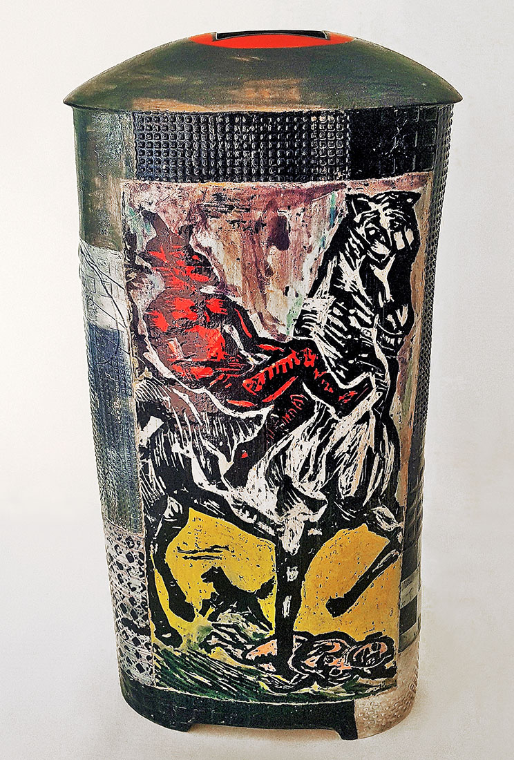 Vasenobjekt „Ritter, Tod und Teufel“, 2021, Paperclay mit Holzschnitten, 50 x 24 x 13 cm (HxBxT)