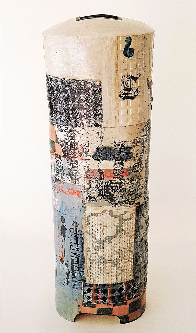 Vasenobjekt, 2021, Paperclay mit Strukturen und Schrift, 55,5 x 17 x 11,5 cm (HxBxT)